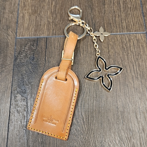 Louis Vuitton Tan Leather Bag Tag On Unbranded Keychain/ Bag Charm - Picture 1 of 7